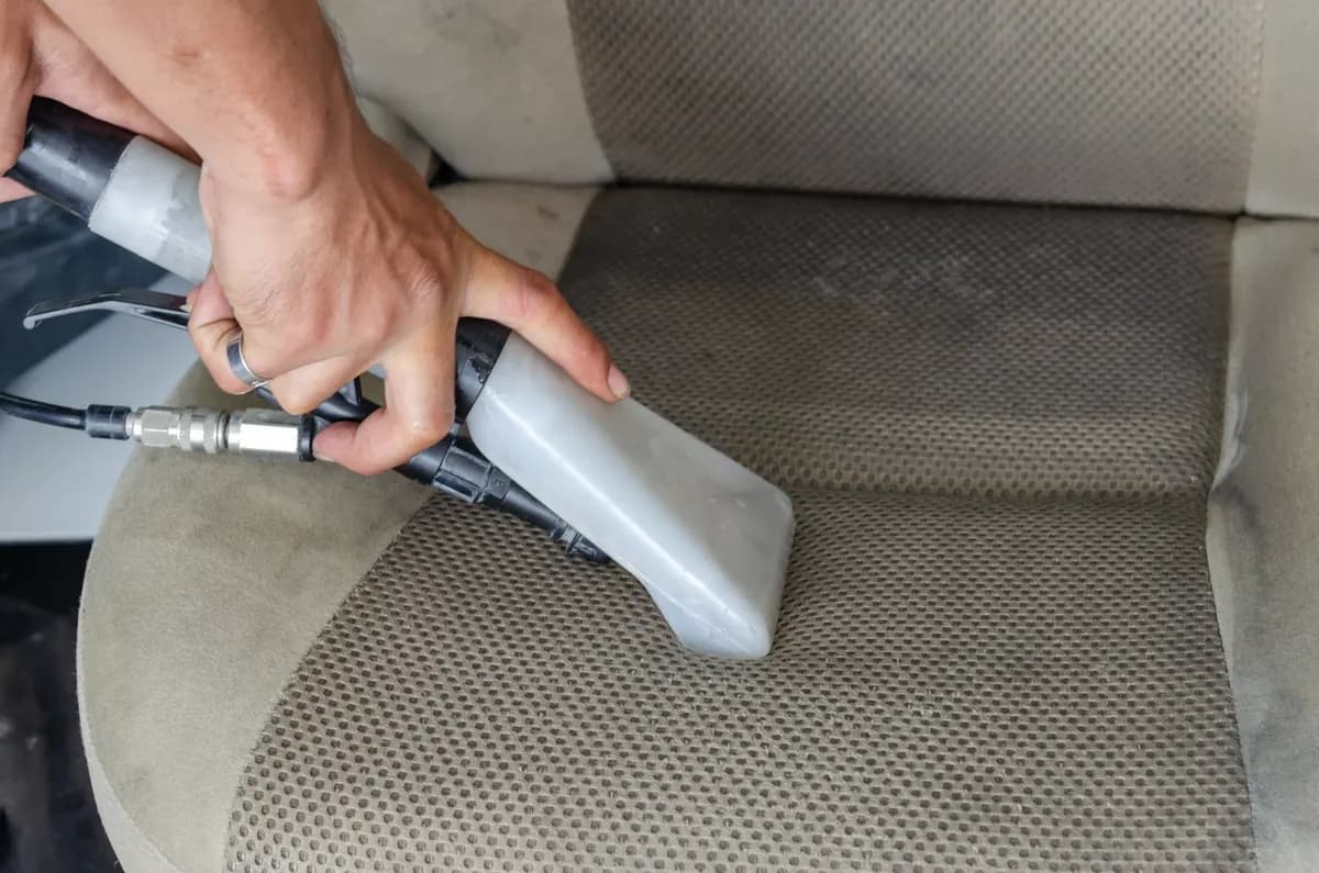 Interieur van een auto wordt gedetaild