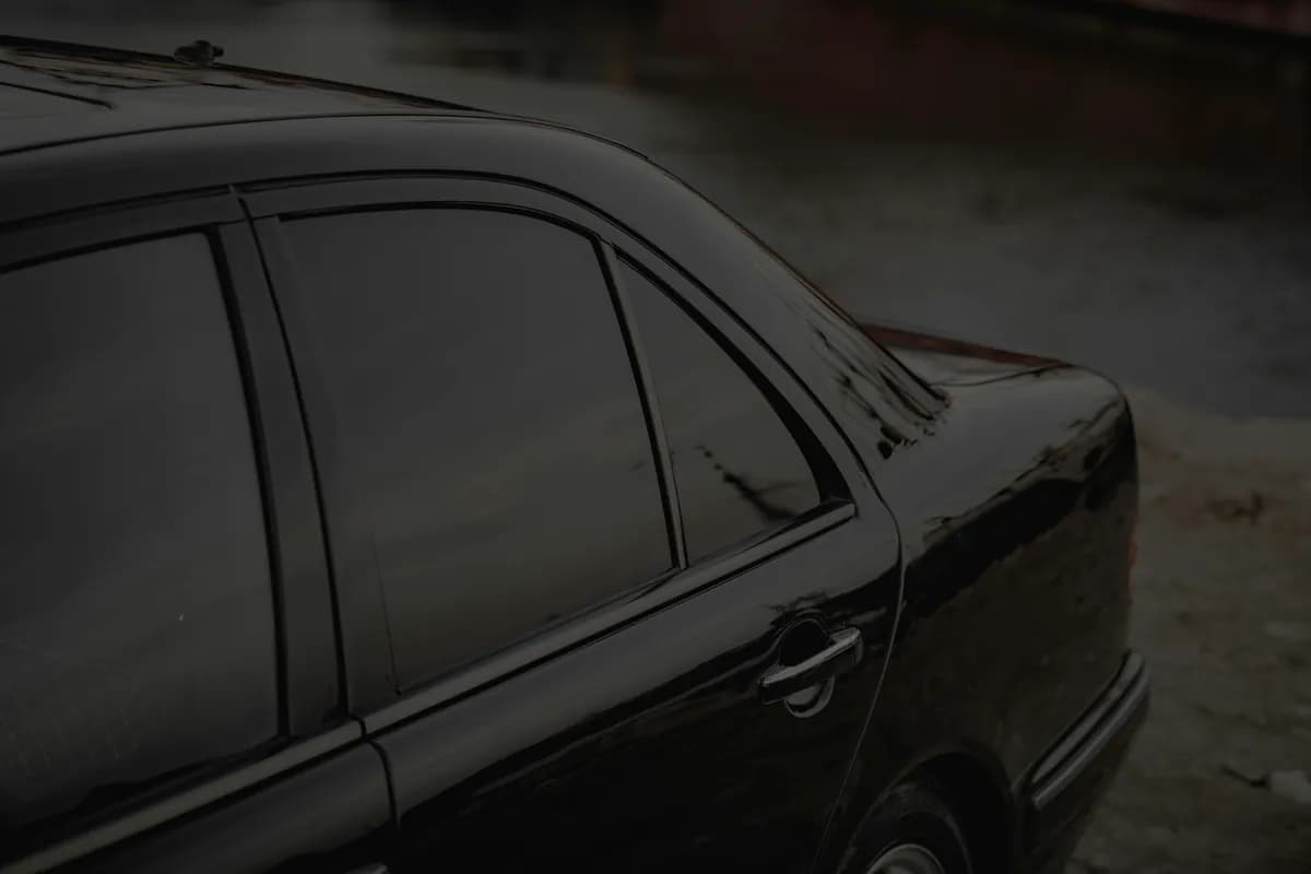 Getinte zijruiten van een zwarte auto
